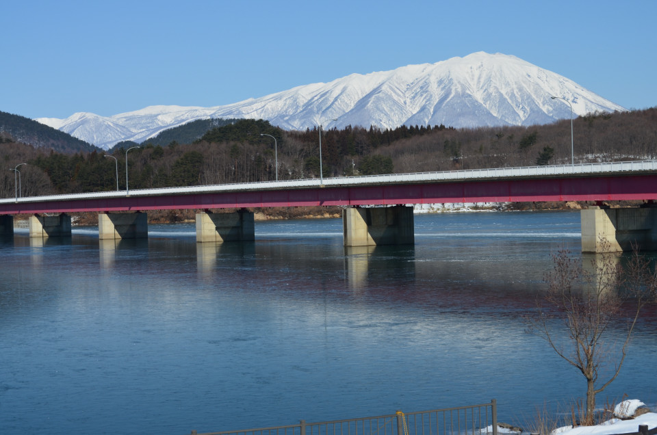 大好きな山々と御所湖・・_d0283357_0243964.jpg