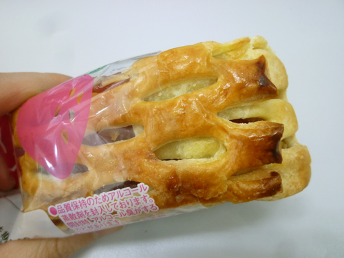 【菓子パン】しっとり いちごのケーキ@ヤマザキ_c0152767_2240412.jpg