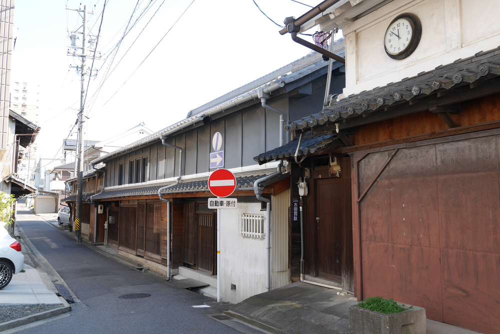 時計と琺瑯看板_f0130879_23223497.jpg