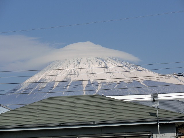 昔の人は偉い　富士山と笠雲_f0141310_7383330.jpg