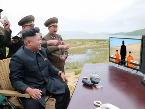 ジョーク：北朝鮮の「無慈悲なチャーハン」４：「コンロを火の海にする前にISISコラを見て休憩中だ！」_e0171614_16352728.jpg