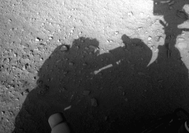 表NASAの火星探査機を修理する裏米海軍スーパーソルジャーの影が写る！_e0171614_96309.jpg