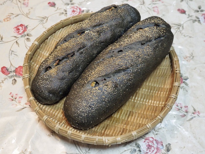 竹炭パウダー入り天然酵母パン_c0116915_23595886.jpg