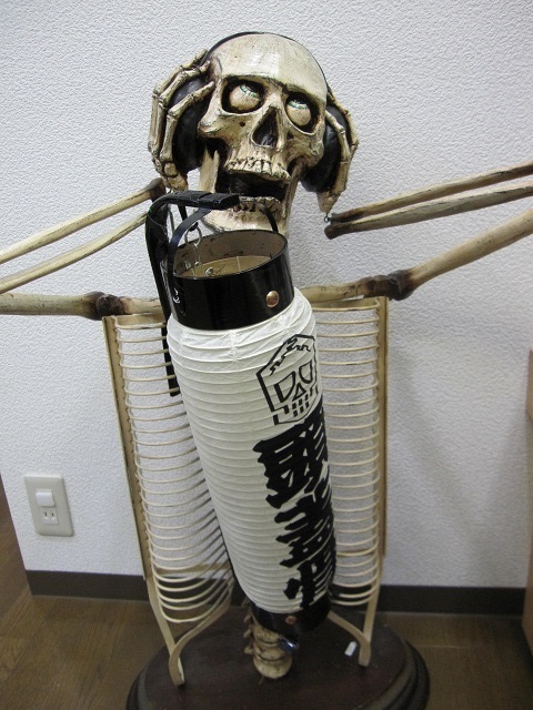 カラ-で見るシャレコ-ベの謎紀行 頭蓋骨にまつわる世界の不思議を訪ねて/メディカ出版/河本圭司（単行本） 死ねばみんなシャレコーベ…頭蓋骨の私設博物館、命を考える場に