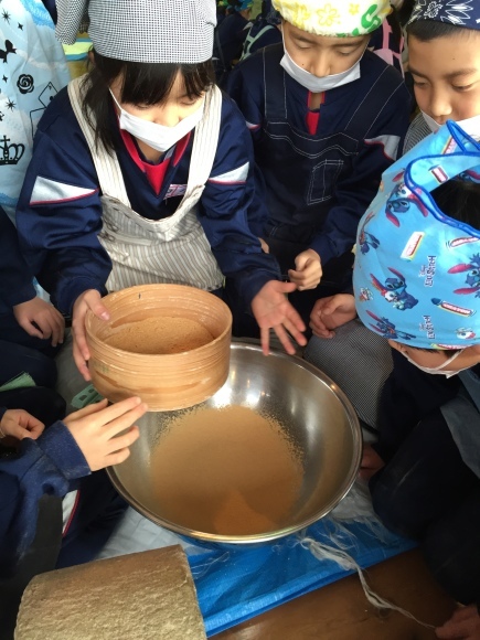 『大豆の加工の体験してみたよ!!』南中山小学校3年生の皆さん_e0061225_16152991.jpg