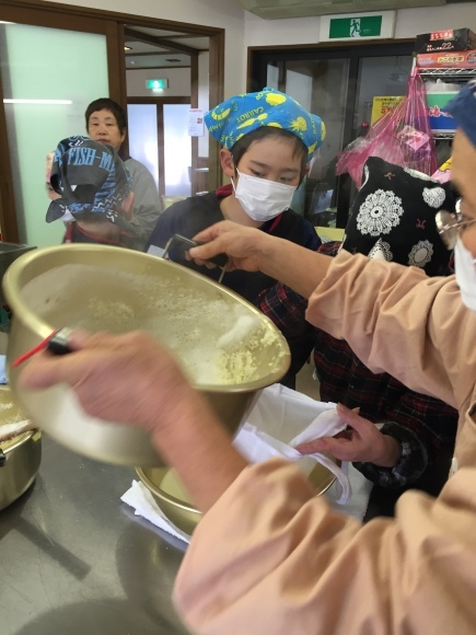 『大豆の加工の体験してみたよ!!』南中山小学校3年生の皆さん_e0061225_16240763.jpg