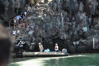 ヘノベサ島へ上陸してマスクカツオドリのコロニーを見学します！_a0124132_12294365.jpg