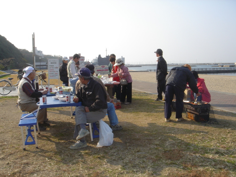 親睦会…「バーベキューを食べて元気になろう！」   　ｂｙ　　うみべの森を育てる会_c0108460_17550972.jpg