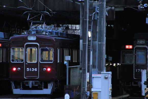能勢電5136F 通電中_d0202264_22593534.jpg
