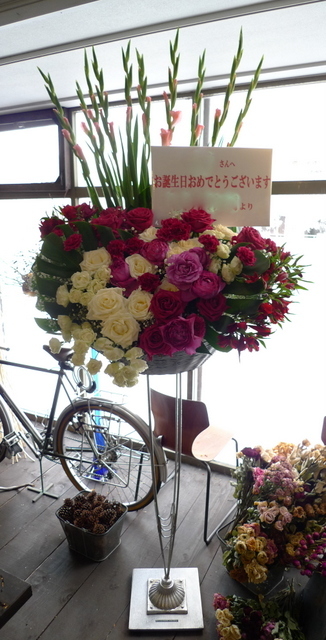 お誕生日のスタンド花 すすきのにお届け 札幌 花屋 Mell Flowers