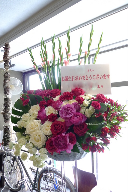 お誕生日のスタンド花 すすきのにお届け 札幌 花屋 Mell Flowers