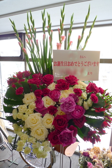 お誕生日のスタンド花 すすきのにお届け 札幌 花屋 Mell Flowers