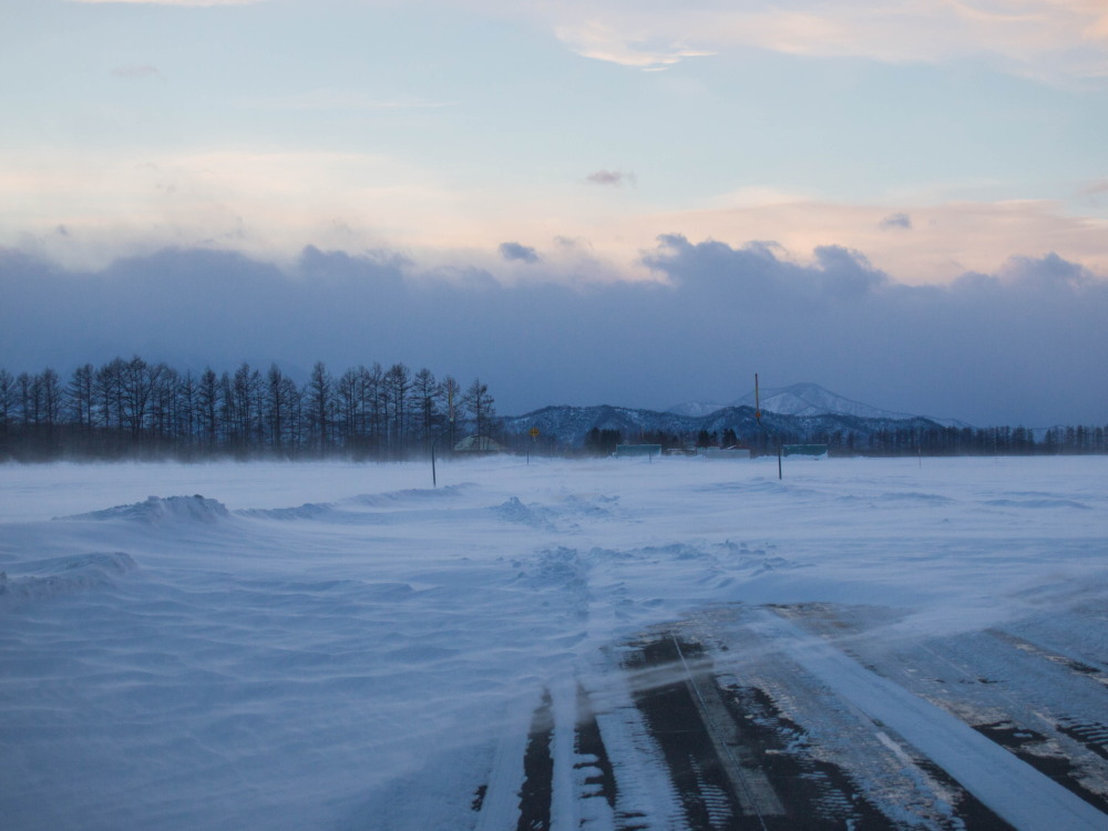風の強い一日・・地吹雪で道路が消えてしまってます。_f0276498_18215728.jpg