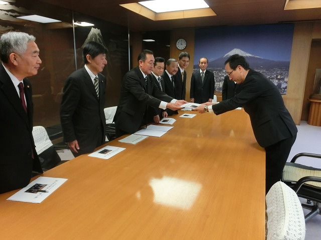 歳入に焦点を当てた「富士市の財政白書 第二部」を市長に謹呈_f0141310_747037.jpg