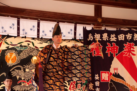 15節分祭3 松尾大社 石見神楽_e0048413_2041081.jpg