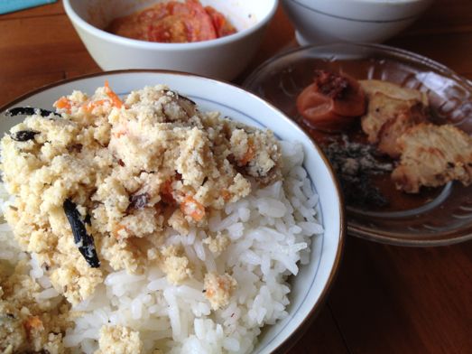 お土産に頂きましただしとお醤油で、おからを煮てみました。 _a0120328_19575549.jpg