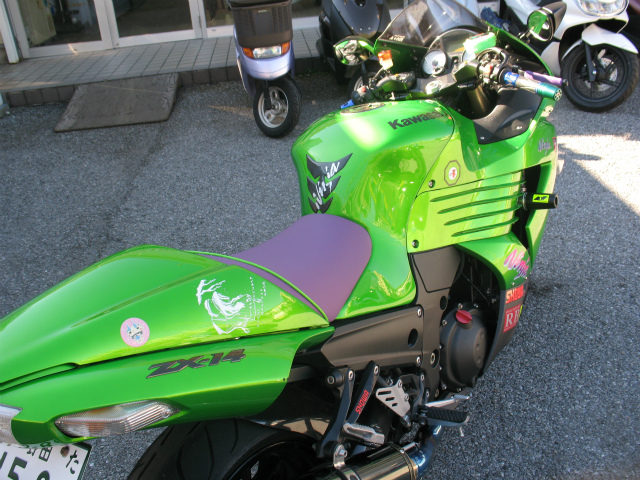 ZX-14にバイクザシートインサイド_e0114857_2033559.jpg