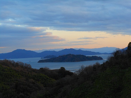 立春の夕暮れ時、向こうに見えるは…_e0175370_1637991.jpg