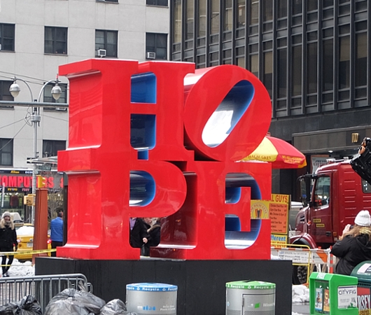 NYの街角にHOPE（希望）の像がどーん_b0007805_2425814.jpg