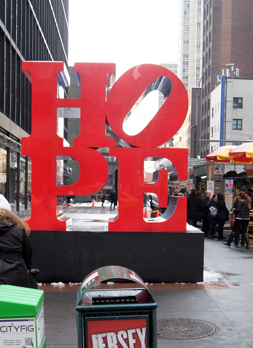 NYの街角にHOPE（希望）の像がどーん_b0007805_3265786.jpg