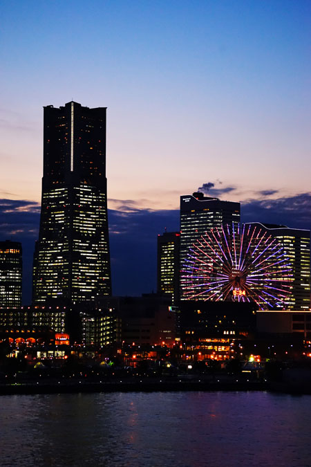 横浜港の大桟橋からの夜景_a0263109_11234330.jpg