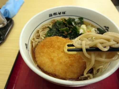 【箱根そば】生まれて初めて食べた衝撃のコロッケそば(温)【390円】_c0042960_16481051.jpg