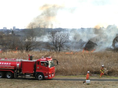 多摩川河川敷の火事 12年2月 多摩の中ほど 多摩川河川敷の火事 12年2月 多摩の中ほど