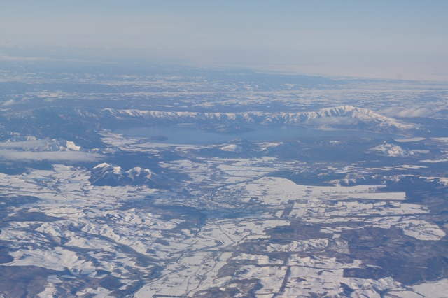 藤田八束全日空空の旅、雪の摩周湖、屈斜路湖の美しさを上空から写真撮影_d0181492_15333444.jpg