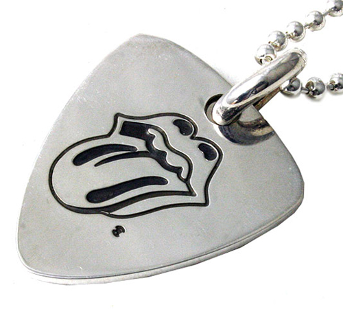 Rockな匂いのする「Guitar Pick型のPendant」。_e0053731_14365128.jpg