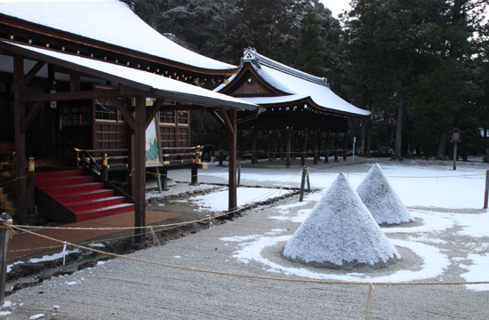 また雪です　上賀茂神社_e0048413_13572372.jpg