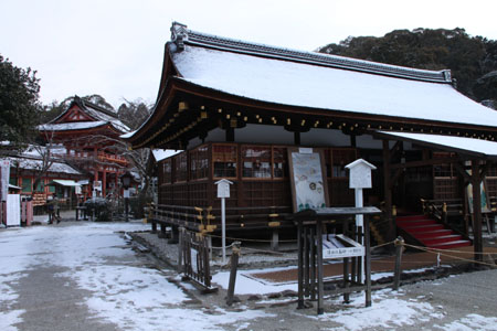 また雪です　上賀茂神社_e0048413_13573433.jpg