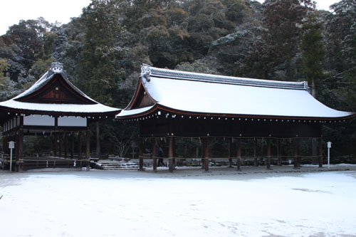 また雪です　上賀茂神社_e0048413_13574482.jpg