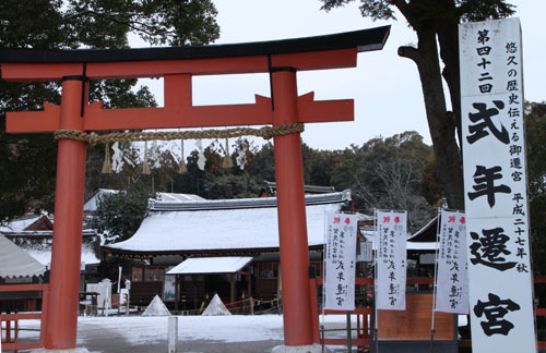 また雪です　上賀茂神社_e0048413_1357932.jpg