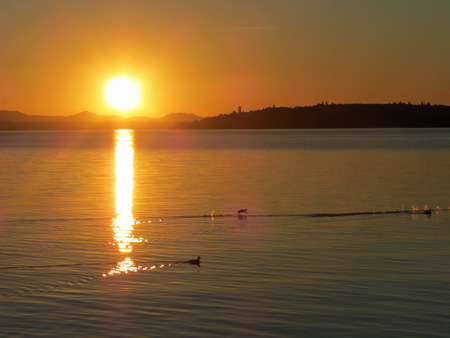 七色に光る湖ゆく夕日_f0234936_75143.jpg