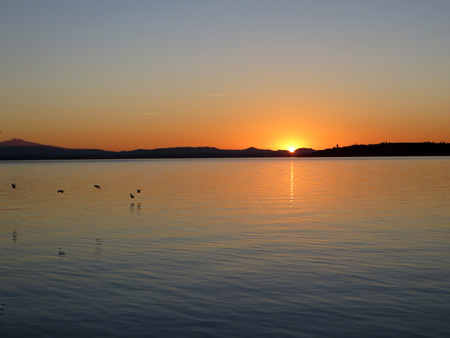 七色に光る湖ゆく夕日_f0234936_754265.jpg