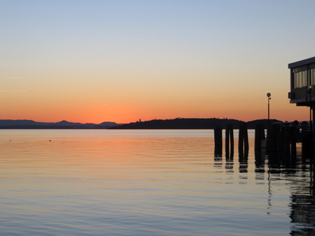 七色に光る湖ゆく夕日_f0234936_7543535.jpg