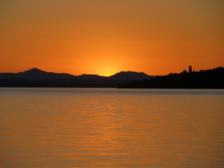 七色に光る湖ゆく夕日_f0234936_754467.jpg