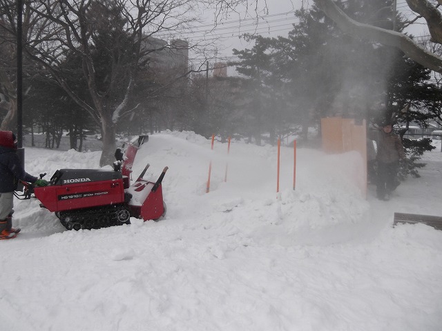 おとどけアート　山鼻小学校×持田敦子　「最初のミッション、雪山づくり」_a0062127_17102519.jpg