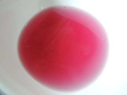 安家凍みで~ごの茹で汁は鮮やかなワイン色。_b0206037_14203910.jpg