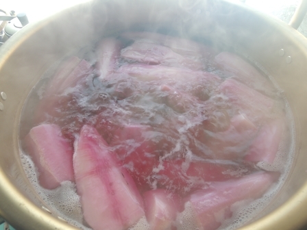 安家凍みで~ごの茹で汁は鮮やかなワイン色。_b0206037_14203926.jpg