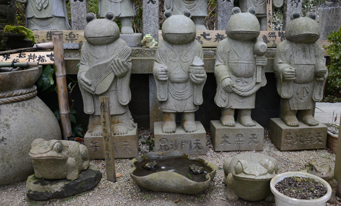 福岡の珍スポット!3000体のカエルオブジェが並ぶ!かえる寺(如意輪寺)_e0171573_23422586.jpg