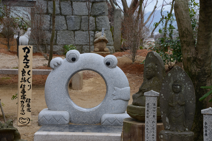 福岡の珍スポット!3000体のカエルオブジェが並ぶ!かえる寺(如意輪寺)_e0171573_23444357.jpg