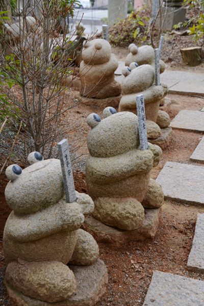 福岡の珍スポット!3000体のカエルオブジェが並ぶ!かえる寺(如意輪寺)_e0171573_2344693.jpg