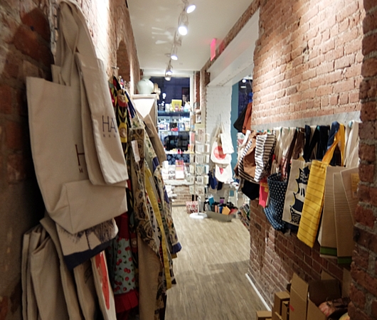 NYの小さな独立系本屋さん「ブック・カルチャー」（Book Culture）_b0007805_23543270.jpg