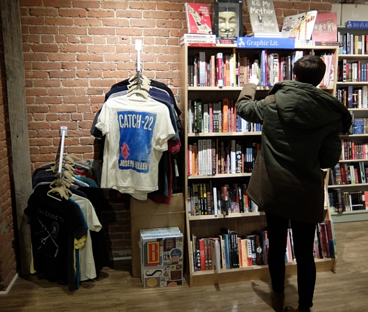 NYの小さな独立系本屋さん「ブック・カルチャー」（Book Culture）_b0007805_2355092.jpg