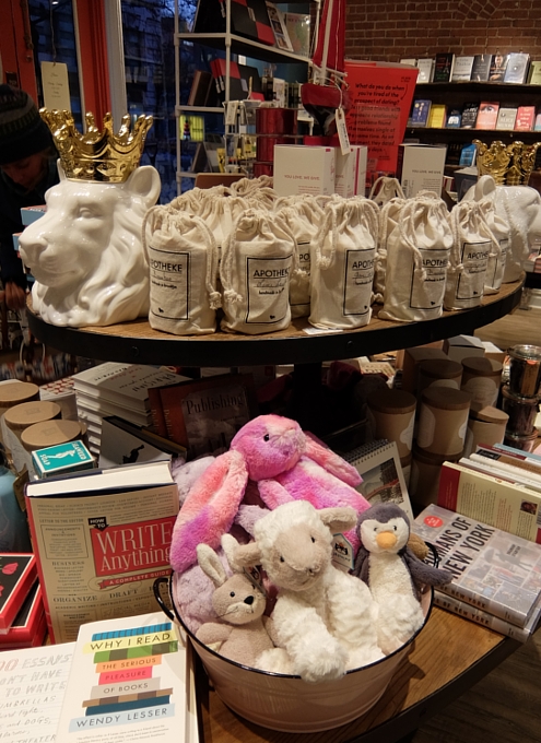 NYの小さな独立系本屋さん「ブック・カルチャー」（Book Culture）_b0007805_23565182.jpg