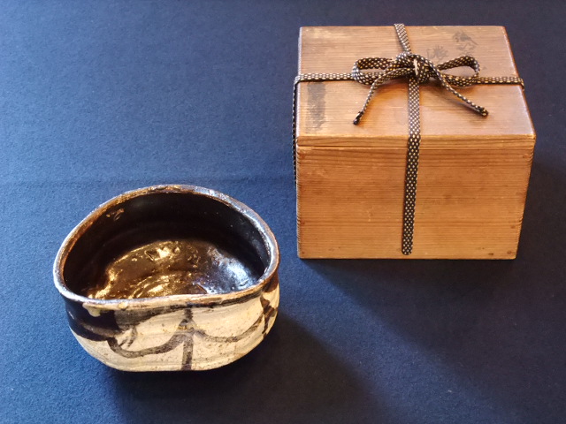 桃山～江戸時代期 伝世希少な織部天目黒茶碗 箱 （IMADO】 年越