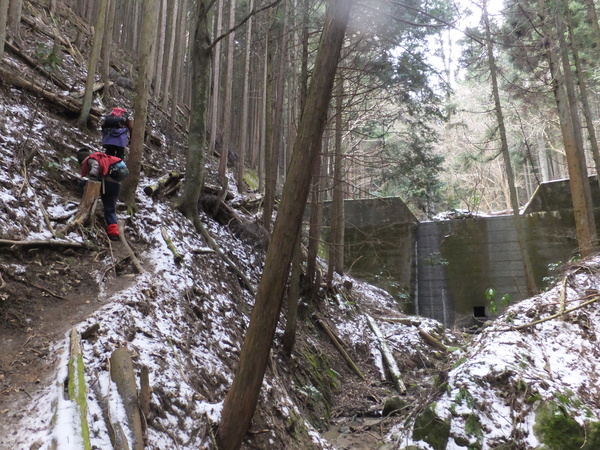 金剛山【ツツジオ谷・細尾道（下山）】：完全氷瀑の二の滝に惹かれてまさかの２連チャン_c0066176_14281446.jpg