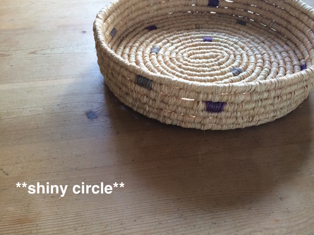 ラフィアのかご 麻ひもを編み込んで ちいさなこと