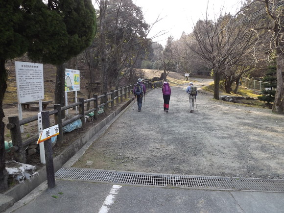 だごしゃん道から頭巾山？～三郡山～前砥石～砥石山～鬼岩_a0206345_85633.jpg